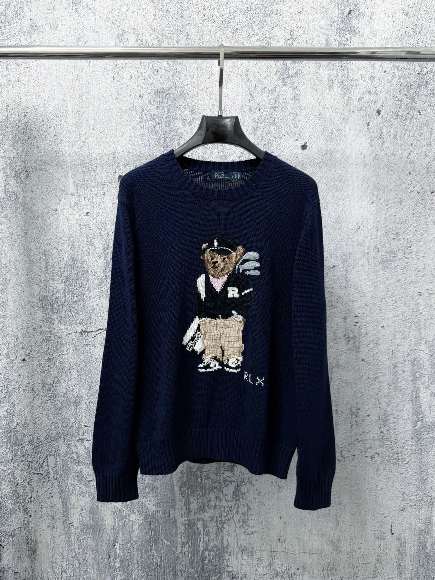 (Original) Ral Lauren Spring 26 lo Bear loose-fitting cotton crew neck sweater Bear Series bear embroidery Brown wearing bear, with three-dimensional bear embroidery, childlike and elegant. Round neck design + wide threaded hem and cuffs with exquisite details, "RL" logo on the left hem. It can be easily matched with high-waisted pants or skirts for commuting, dating, and leisure. You can switch between college style or retro style at will. College style jacket bear sweater ♥️Classic H loose version. Imported cotton yarn texture is invincible. Three-dimensional bear embroidery technology, pure hand-made cross-stitch method, LP letters, childlike high-end Retro casual style, a must-have for quality control! Size：S-XL